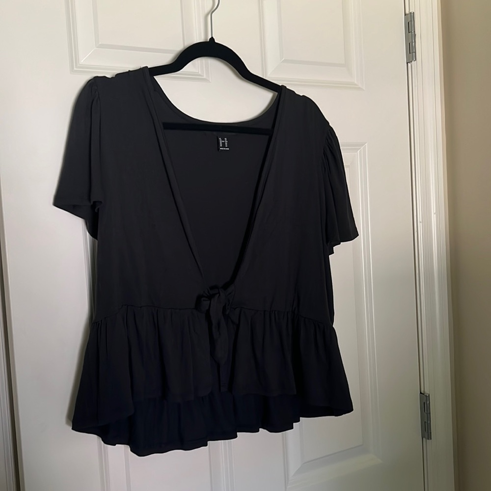 Black tie-front crop top